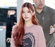 [포토] 아일릿 민주 '예쁨 날리는 출국길'