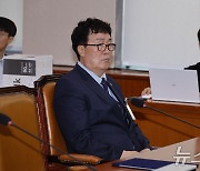 국회 문제위 전체회의 출석한 김택규 배드민턴협회장