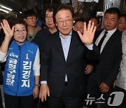 이재명, 부산 서동미로시장 찾아 금정구청장 보선 지원