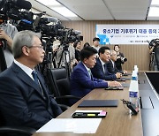 마주 앉은 이복현 금감원장과 임종룡 우리금융지주 회장