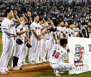 [포토] 관중에 인사하는 두산 곰들