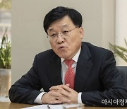 "대기업 규제 발목 잡힌 한국 경제…성장할수록 '족쇄' 채운다"