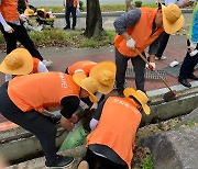 한화에어로스페이스, 창원시와 우수관 정화 활동 실시