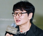 '보통의 가족' 허진호 감독 "똑같은 연기 8번씩…김희애, 화면에 안나와도 울어" [MD현장]