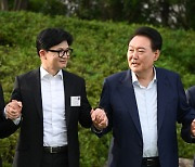 尹대통령, 한동훈 등 與지도부와 만찬 시작