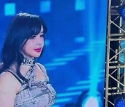 "살아있는 바비" 박봄, 팬들이 극찬한 '다이어트 성공→공연샷'