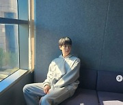 방탄소년단 진, 가을 햇살 받아 미모가 더욱 빛나네