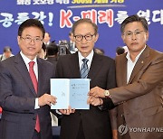 이명박 전 대통령, 경북도청 찾아 기념 촬영