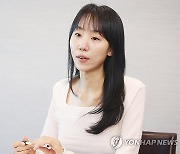 질문에 답하는 우신영 작가