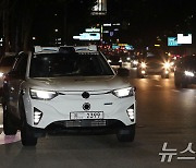 도심 주행하는 심야 강남 자율주행택시