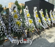 '근조화환만 30개' 뉴진스 최후통첩 D-Day, 팬덤 버니즈 뿔났다…하이브vs민희진 결론 못내려 [MD동영상]