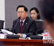 발언하는 유용원 의원