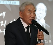 호상인사하는 이재오 민주화운동기념사업회 이사장