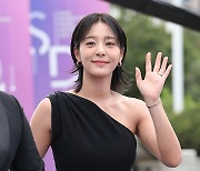 '남다른 볼륨감에 깜짝' 설인아, 밀착 드레스로 뽐내는 S라인