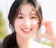 [T포토] 김혜윤 '볼하트로 상큼'