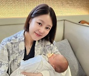 '성민♥' 김사은, 생후 10일 子 공개…부모 닮은 또렷한 이목구비