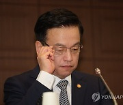 안경 고쳐 쓰는 최상목 경제부총리