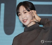 포즈 취하는 금새록