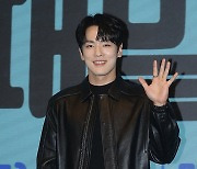 포즈 취하는 김정현