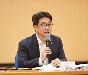 인사말 하는 김성섭 차관