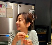 '51세' 송윤아, 얼마나 더 예뻐질 계획이면…"셀카 수업 받는다" 고백