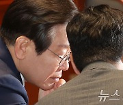 귀엣말하는 이재명 대표와 박찬대 원내대표