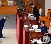 우원식 의장 향해 인사하는 김용현 장관