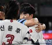 [포토] 1군 데뷔 첫 안타 이인한, 동료들도 축하 포옹