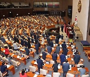 여당 추천 국가인권위원만 부결…與 "본회의장서 사기 당했다"