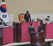 본회의 정회…인권위원 선출안 ‘부결’에 與 “합의해 놓고 이러기냐” 항의