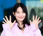 신민아 ‘눈부신 손인사’ [MK포토]