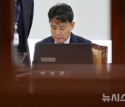 국회 기재위 참석한 진성준 정책위의장