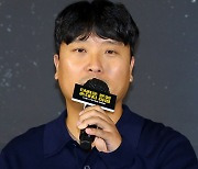 인사말 하는 김민수 감독