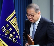 발언대로 향하는 박상욱 과학기술수석