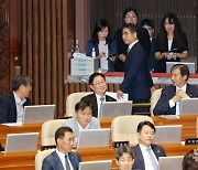 여당에만 인사하고 본회의장 나서는 김용현 국방부 장관