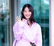 신민아, 오버사이즈 셔츠로 스타일리시하게 [사진]