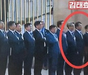 국기에 경례 안 했다고… 김태효 파면 요구한 野