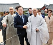 범어사에 간 이재명 대표… 부산 보궐선거 지원