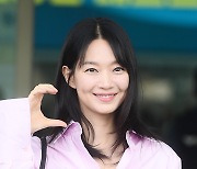 [TD포토] 신민아 하트 '김우빈이 부러워지는 순간'