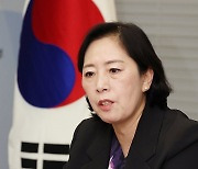 인터뷰하는 신영숙 차관