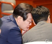 박찬대 원내대표와 대화하는 이재명 대표