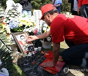 채상병 동기 전역날 채상병 묘소 찾은 해병대예비역연대