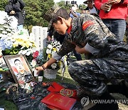 채상병 동기 전역날 채상병 묘소 찾은 해병대예비역연대