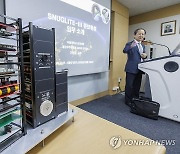 누리호 4차 발사에 탑재될 큐브 위성 설명하는 기창돈 교수