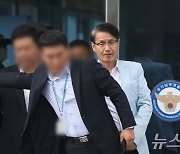 경찰 조사 받으러 출석한 최재형 목사