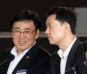 삼성전자 CTO와 대화 나누는 유상임 장관