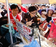 울릉도 호박엿 구매하는 한동훈 대표