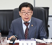 인사말 하는 유철환 위원장