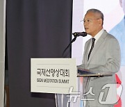 국제선명상대회 환영행사에서 축사하는 유인촌 장관