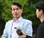 경찰 출석한 ‘김건희 명품백’ 최재영 “尹대통령도 처벌받아야”